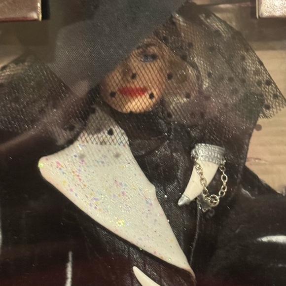 Mattel Disney: 101 Dalmatians - Cruella de Vil Doll (16295) - Picture 10 of 10